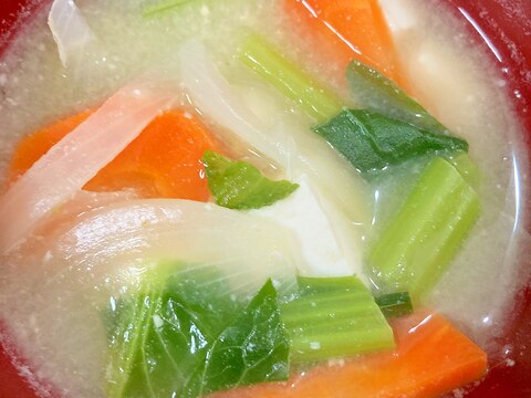 小松菜、豆腐、人参、玉ねぎの味噌汁